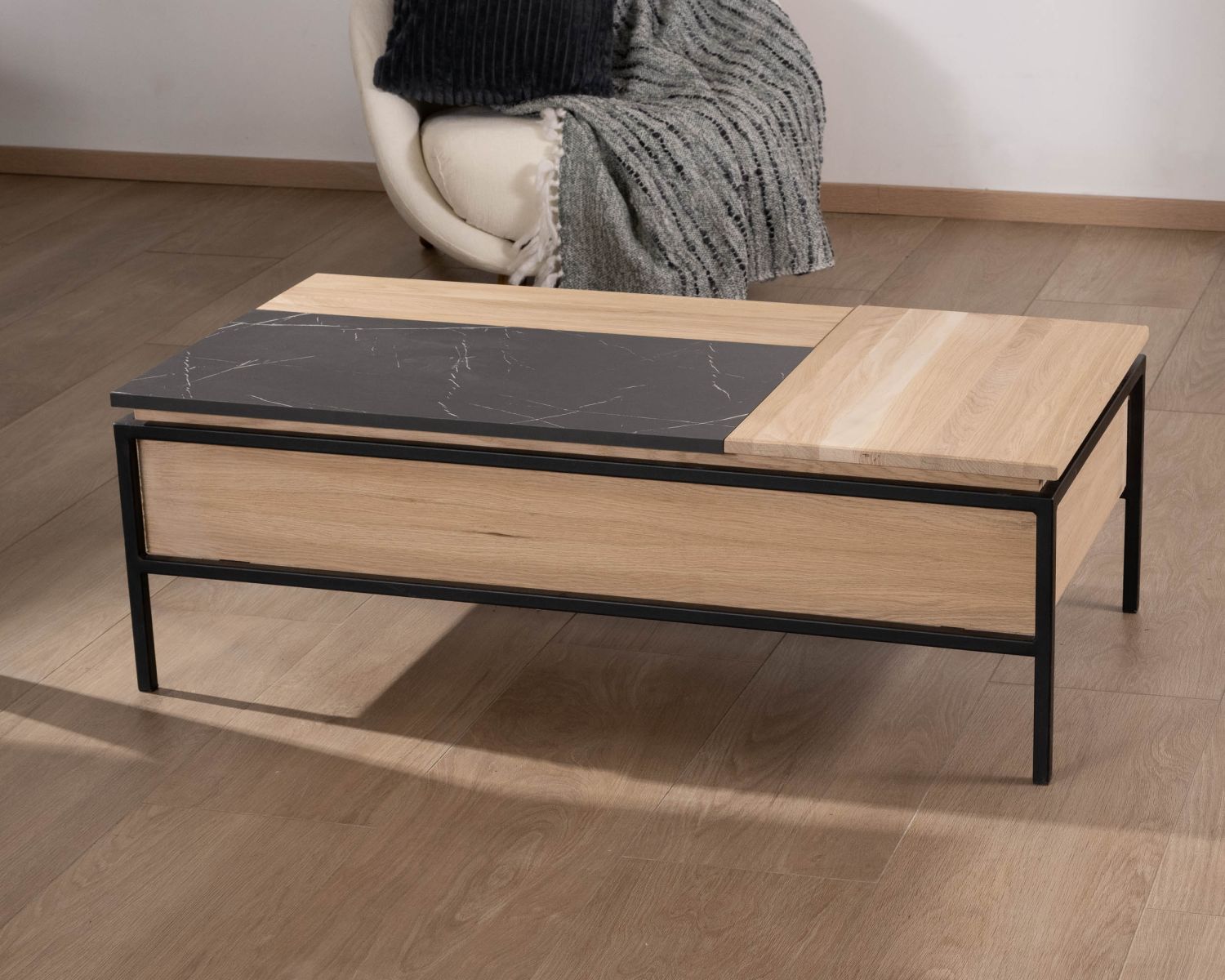 Tavolino con piano multimodulare in rovere sbiancato e decoro di design effetto marmo "Storia"