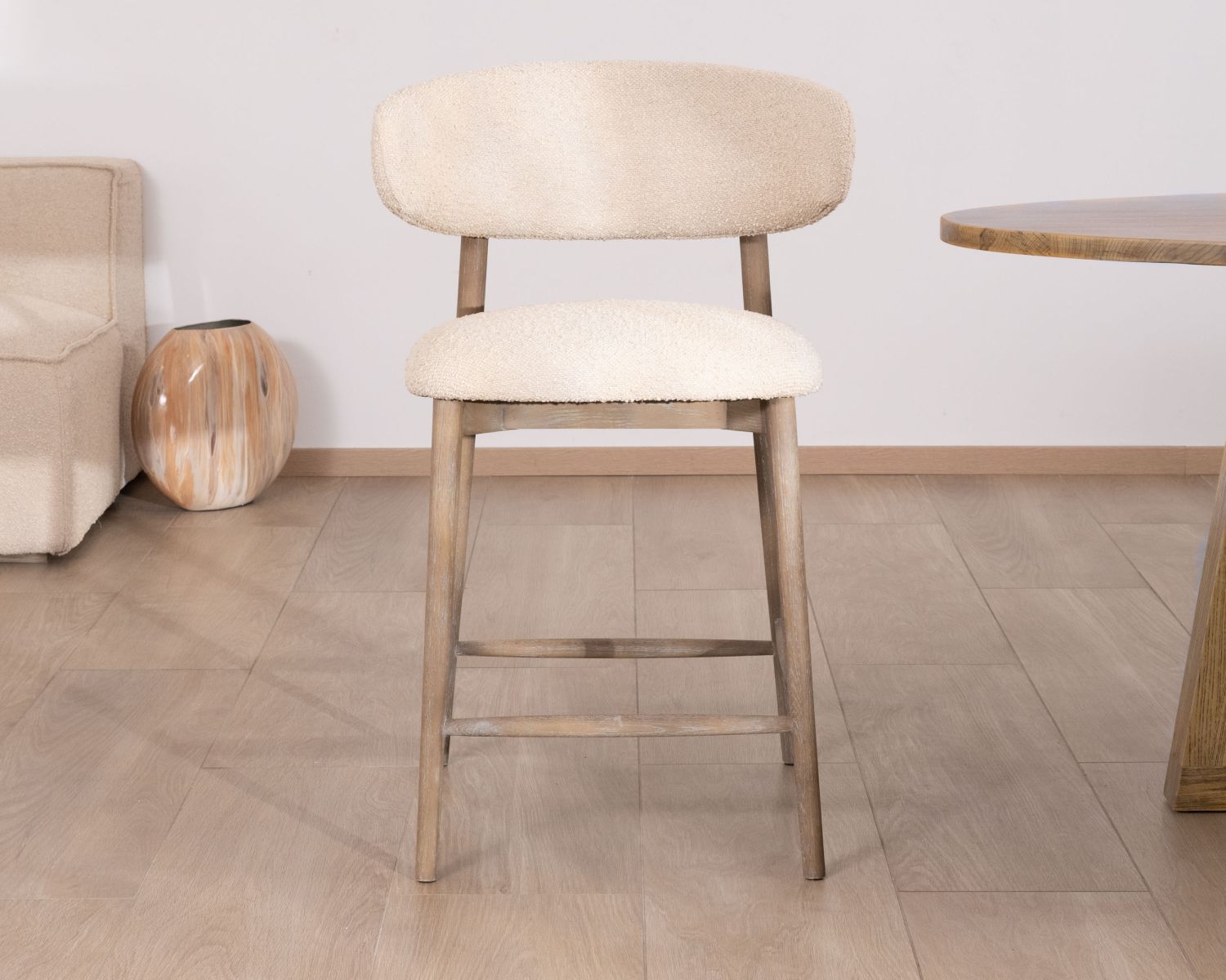 Seggiolone "Isadora" in frassino grigio e tessuto beige, stile scandinavo