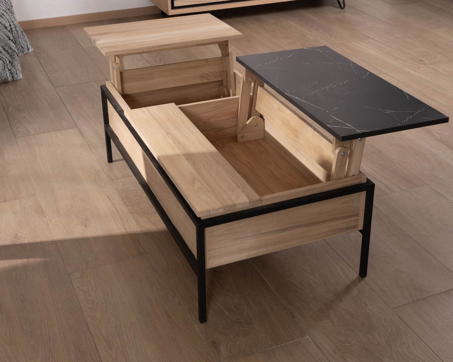 Tavolino con piano multimodulare in rovere sbiancato e decoro di design effetto marmo "Storia"