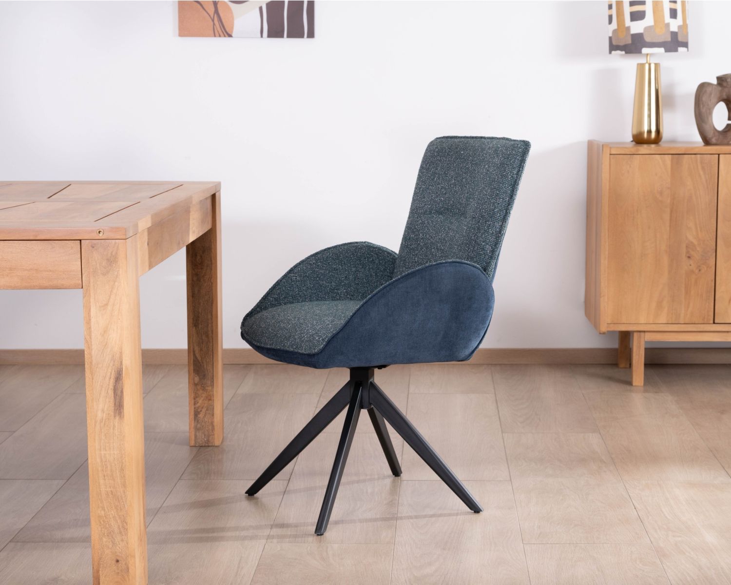 Set di 2 sedie "Eddy" in tessuto bi-tessuto blu scuro con braccioli e base girevole in metallo