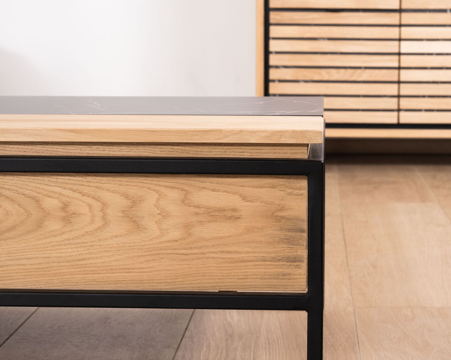 Tavolino con piano multimodulare in rovere sbiancato e decoro di design effetto marmo "Storia"