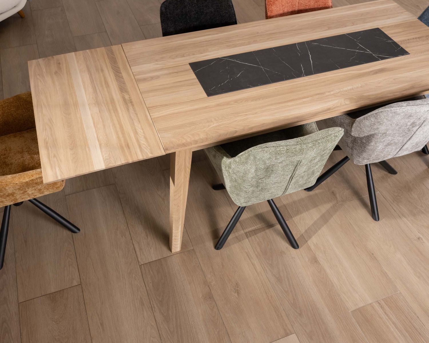 Tavolo da pranzo allungabile da 180 cm in rovere sbiancato con decoro di design effetto marmo "Storia"