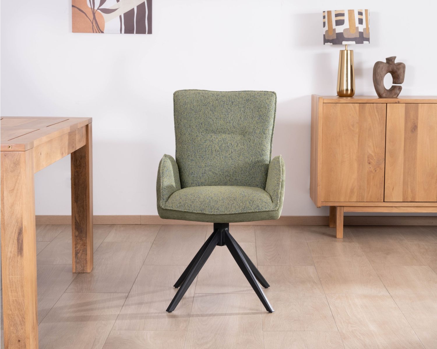 Set di 2 sedie "Eddy" in tessuto morbido verde con braccioli e base girevole in metallo