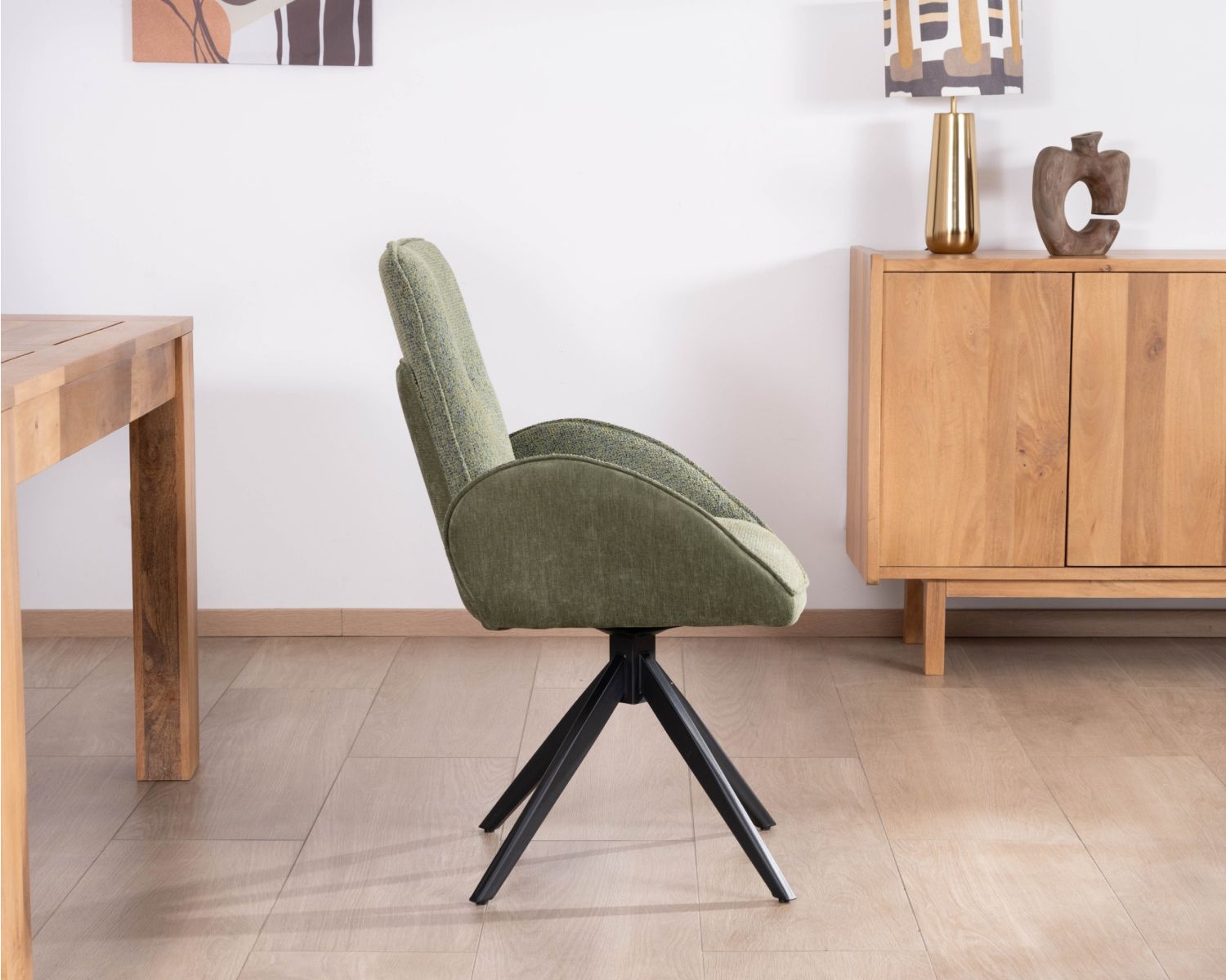 Set di 2 sedie "Eddy" in tessuto morbido verde con braccioli e base girevole in metallo