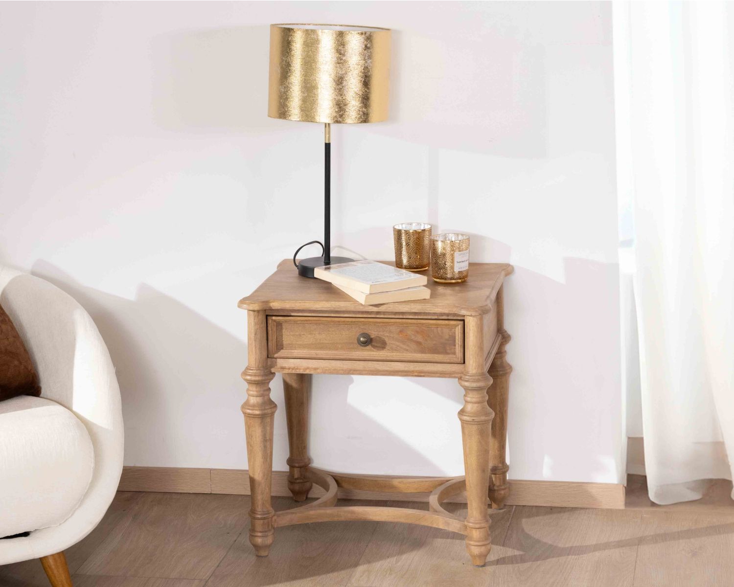 Comodino in legno massiccio di mango naturale, nel classico stile "Legacy" 