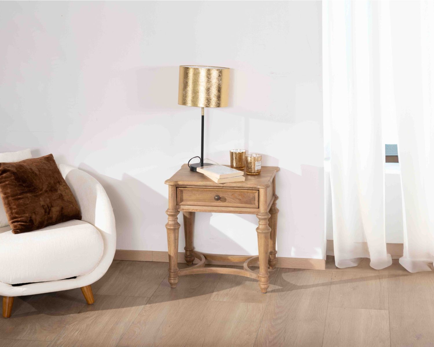 Comodino in legno massiccio di mango naturale, nel classico stile "Legacy" 