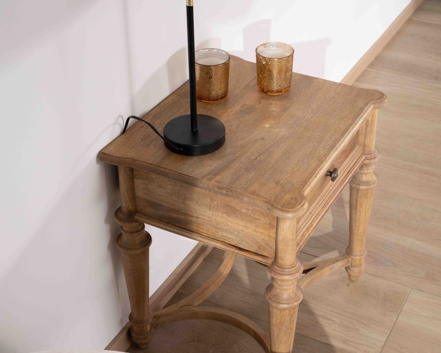 Comodino in legno massiccio di mango naturale, nel classico stile "Legacy" 