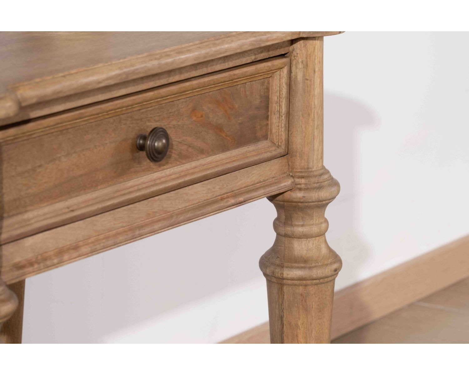 Comodino in legno massiccio di mango naturale, nel classico stile "Legacy" 