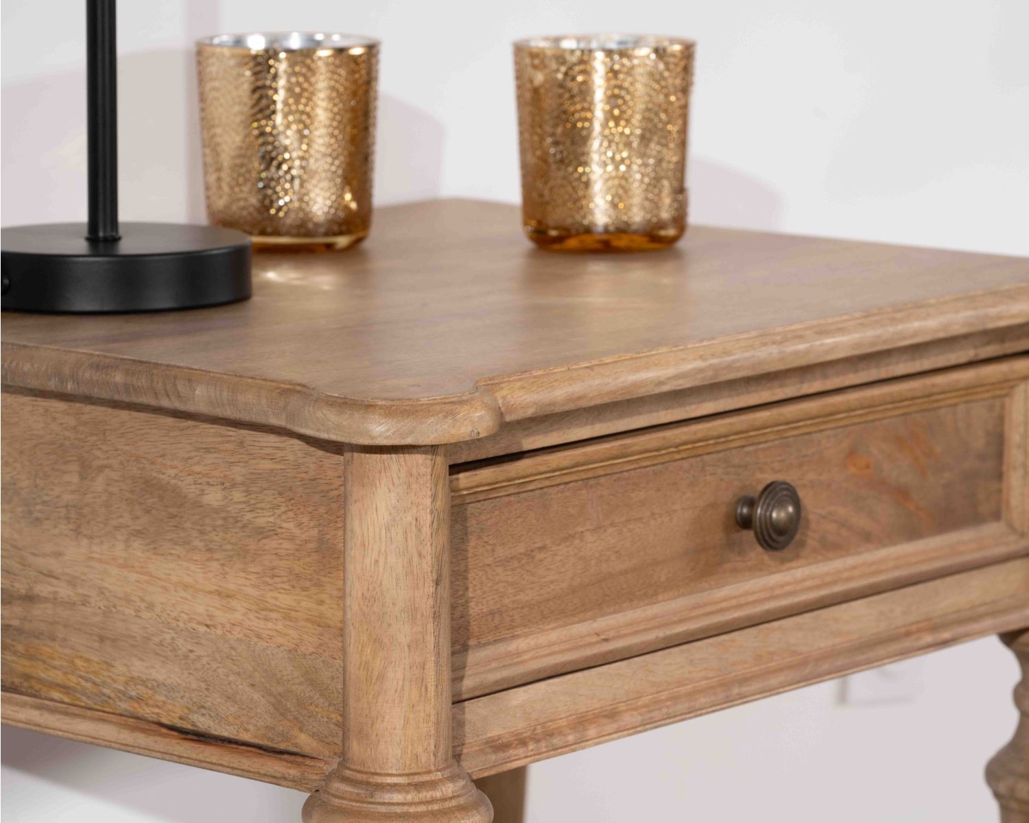 Comodino in legno massiccio di mango naturale, nel classico stile "Legacy" 