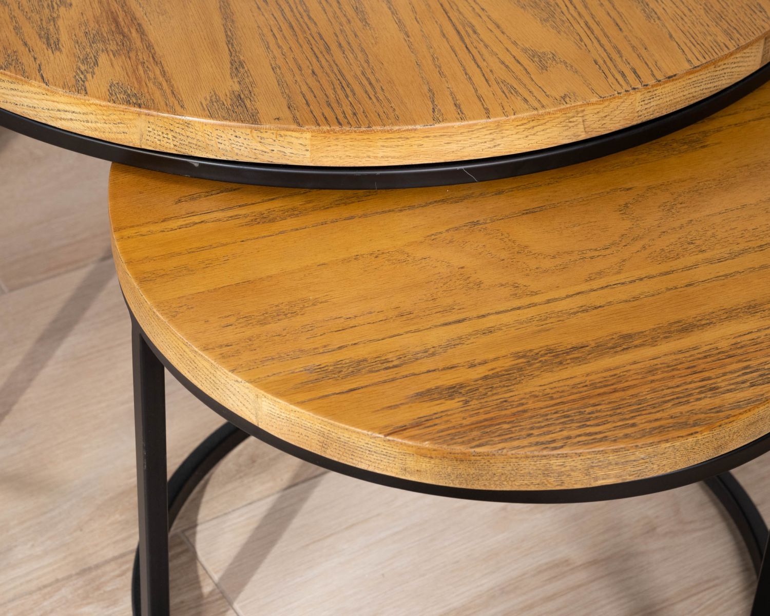 Duo di tavolini nidificanti "Calypso" in metallo con piani in legno