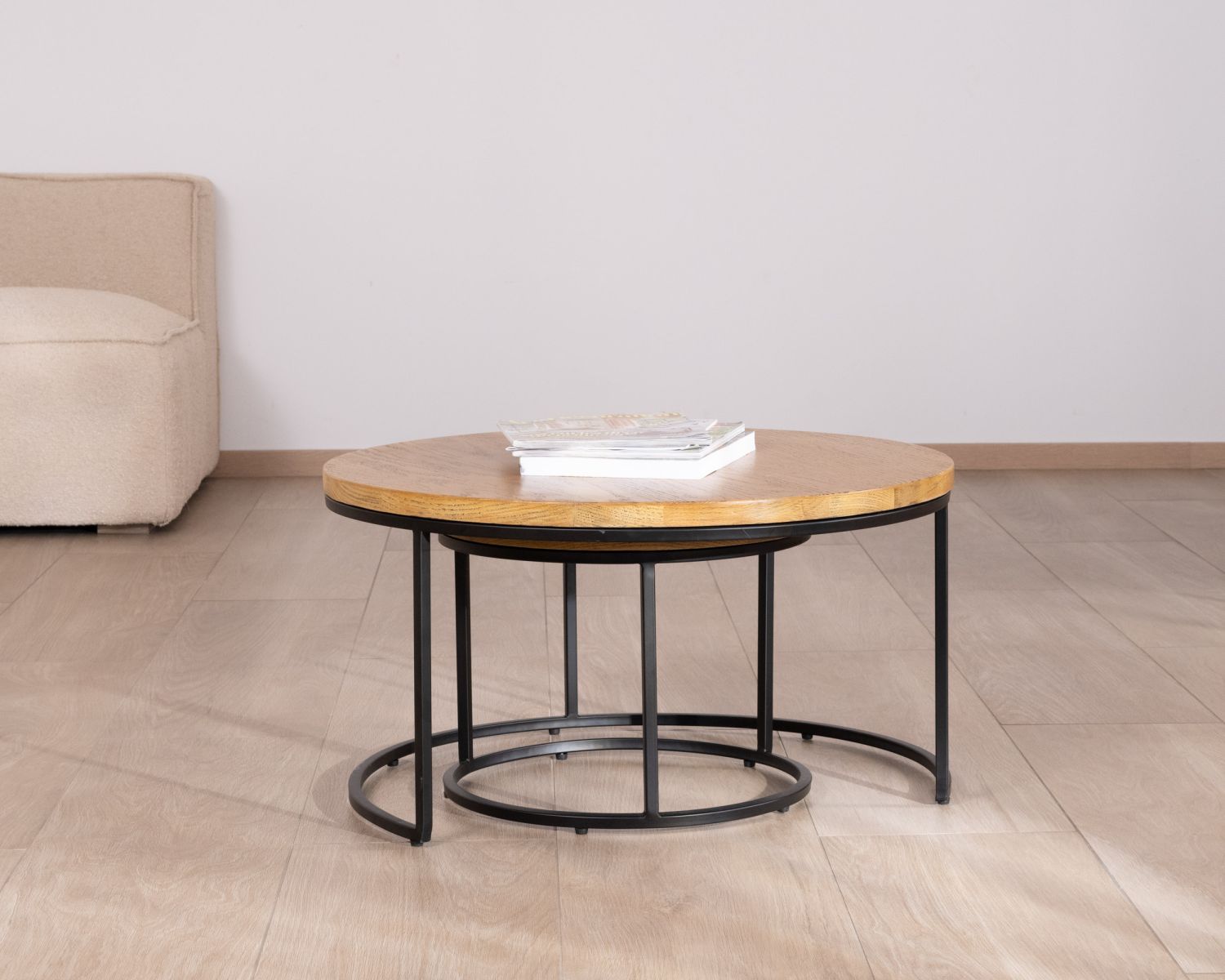 Duo di tavolini nidificanti "Calypso" in metallo con piani in legno