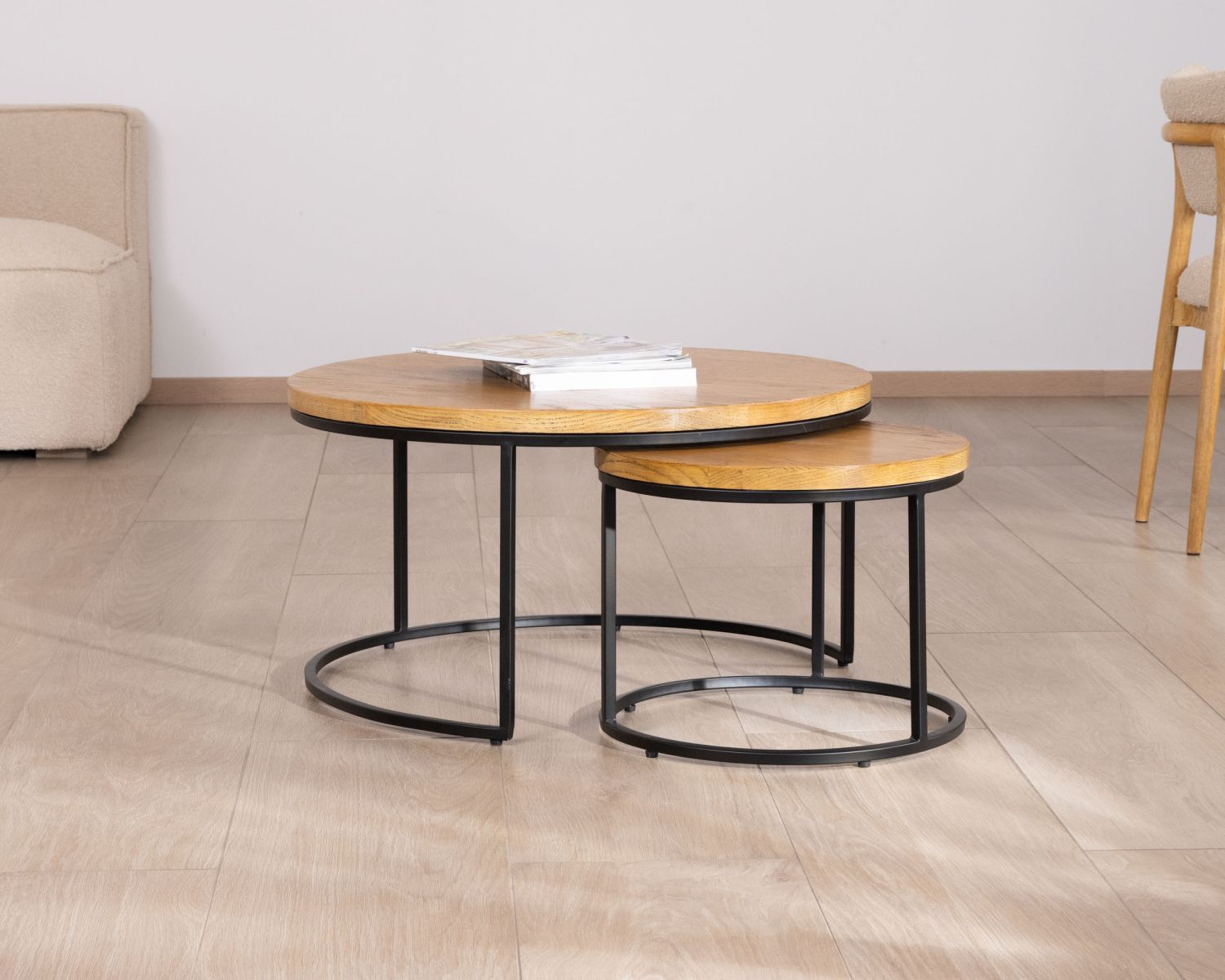 Duo di tavolini nidificanti "Calypso" in metallo con piani in legno