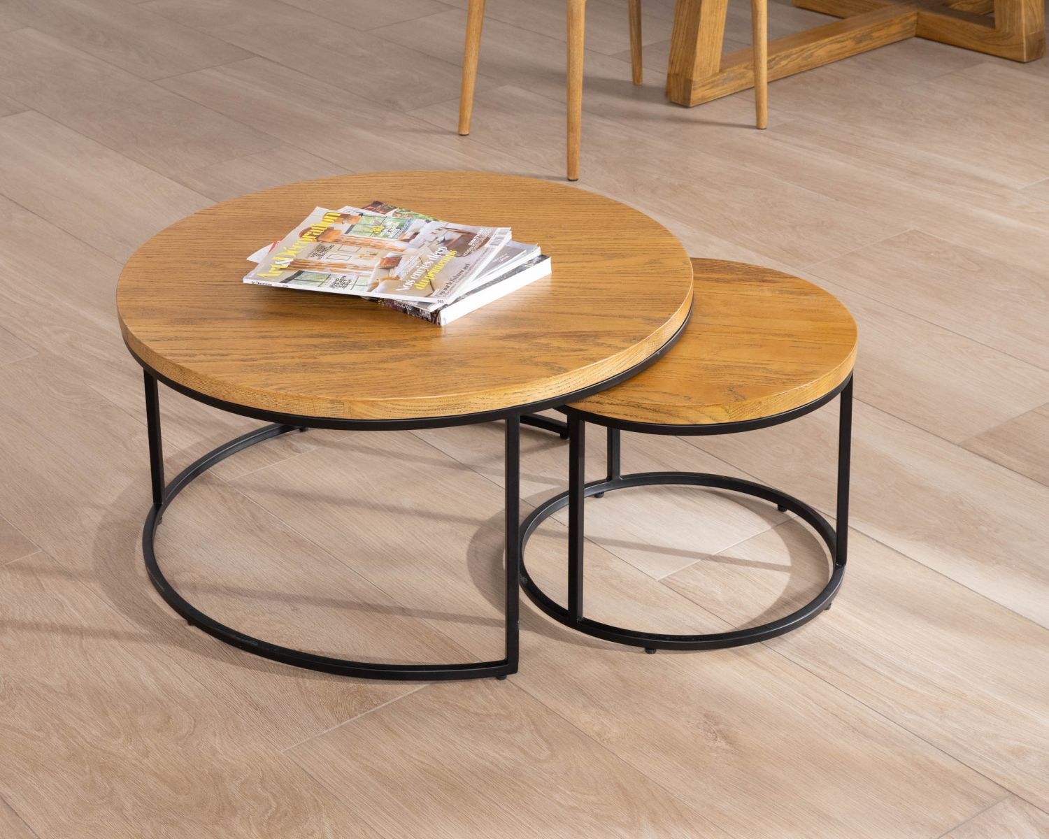 Duo di tavolini nidificanti "Calypso" in metallo con piani in legno