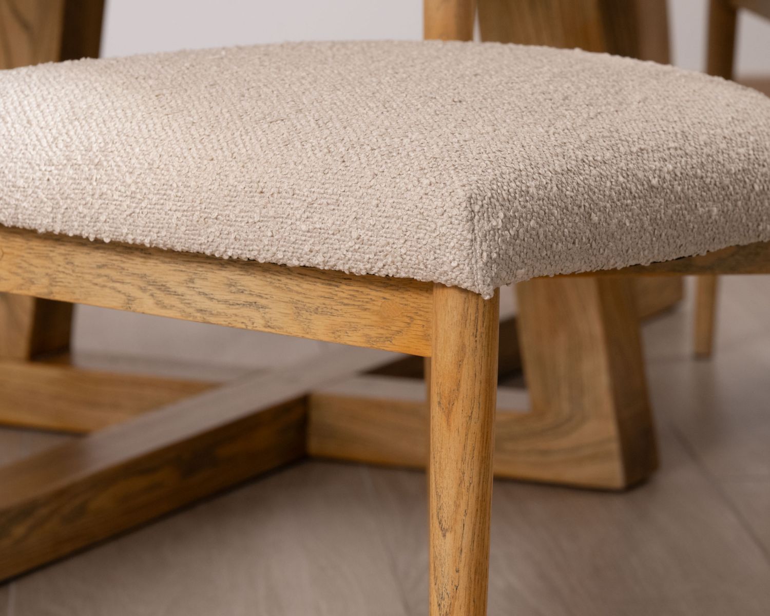 Set di 2 sedie scandinave "Isadora" in legno grigio e tessuto riccio beige