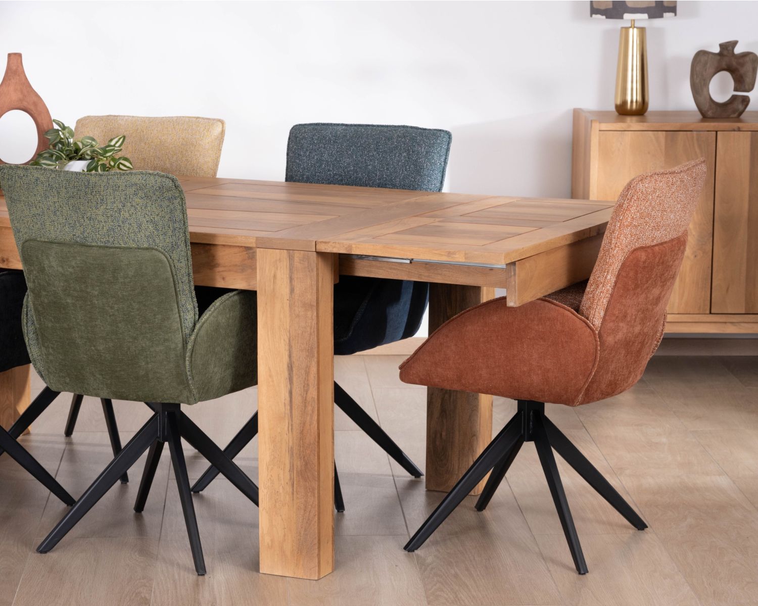 Tavolo da pranzo allungabile "Jappéo" in legno di mango tinto rovere chiaro, da 160 a 250 cm