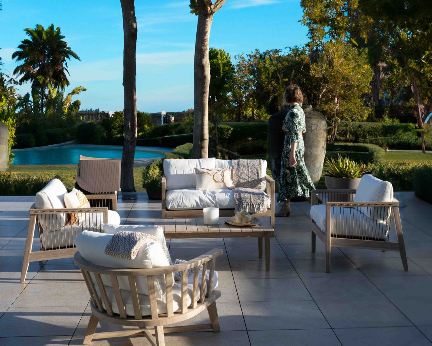 Poltrona dal fascino etnico "Kozy" in legno esotico con cuscini in tessuto chiaro