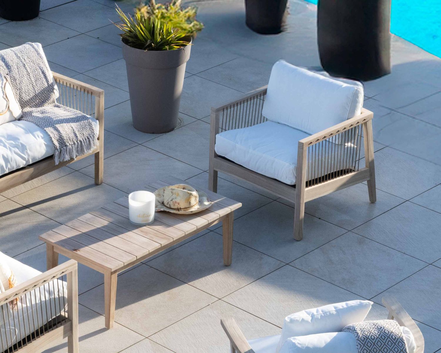 Set di divano e poltrona in teak "Rafita" con schienale in corda