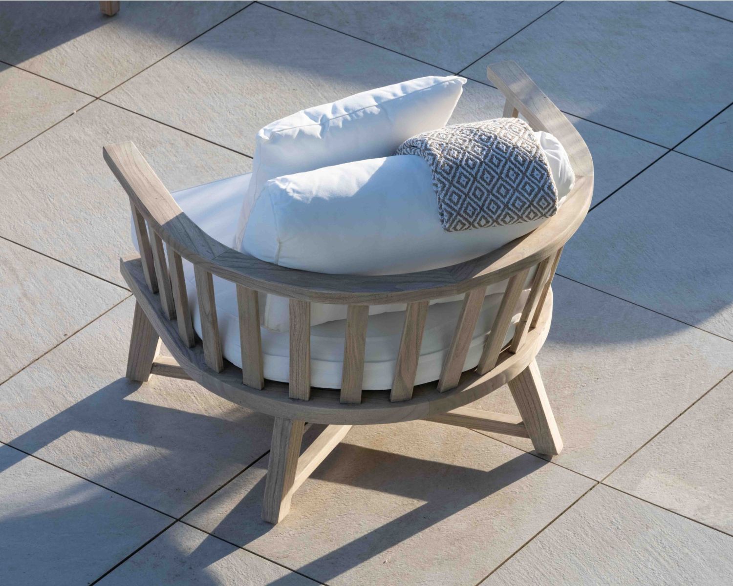 Poltrona dal fascino etnico "Kozy" in legno esotico con cuscini in tessuto chiaro