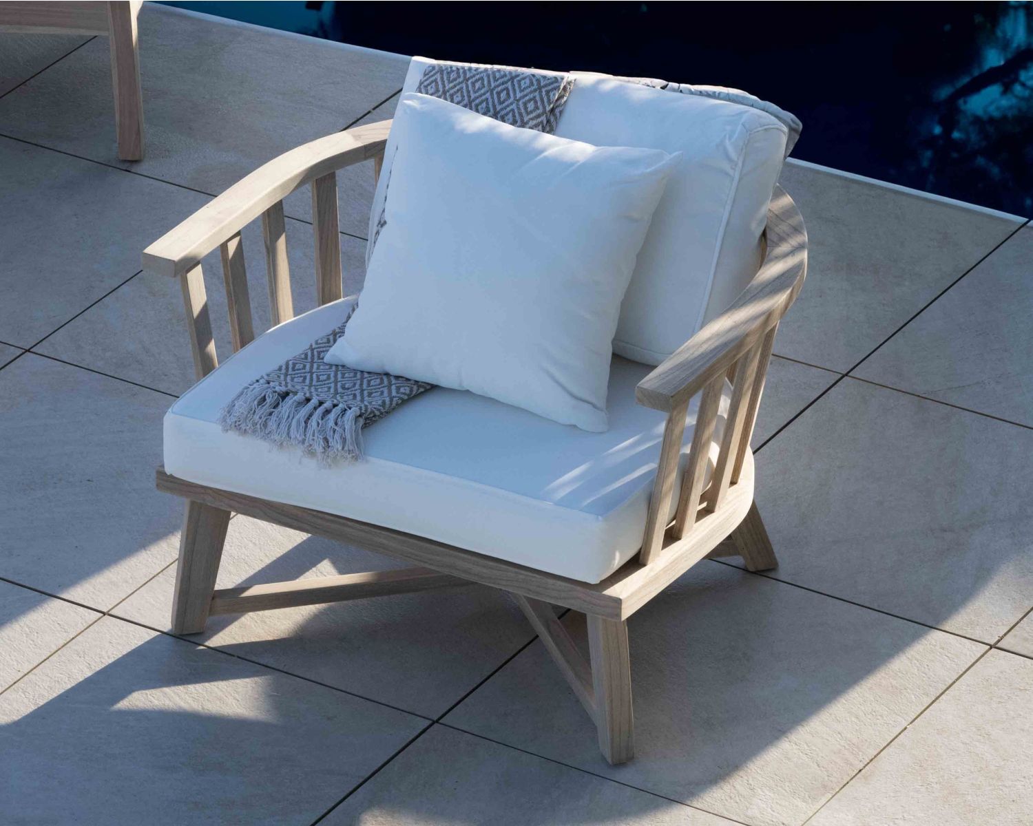 Poltrona dal fascino etnico "Kozy" in legno esotico con cuscini in tessuto chiaro