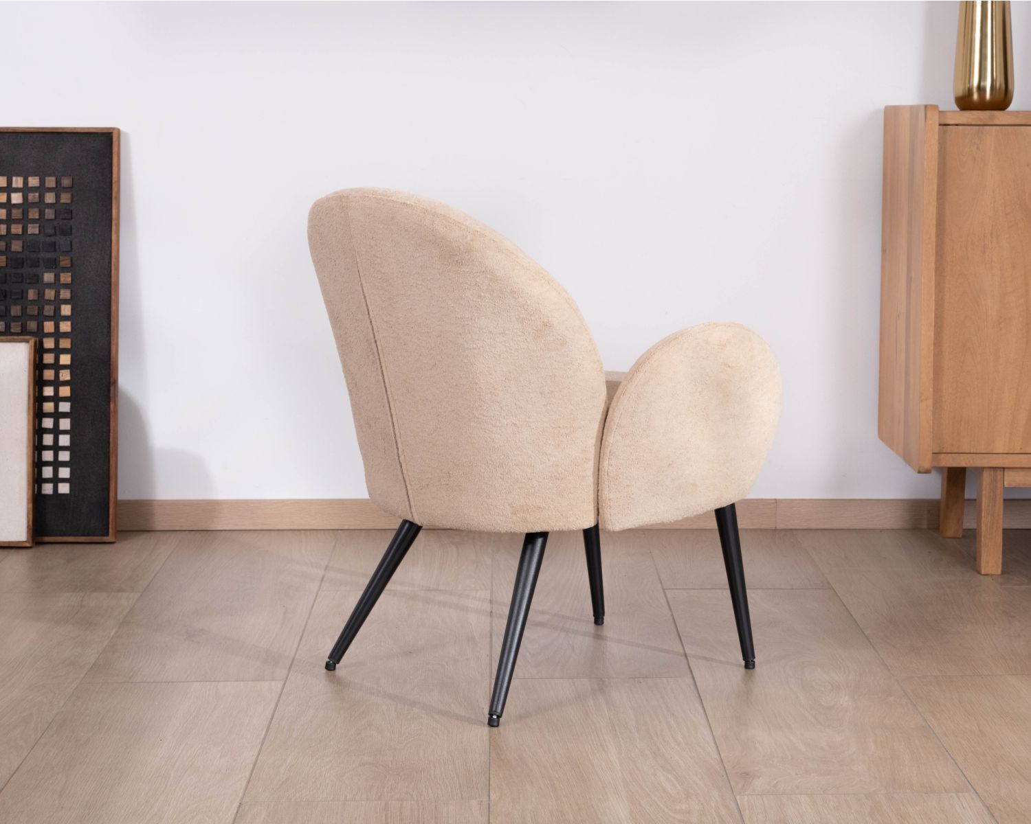 Poltrona in stile scandinavo "Luno" in morbido tessuto beige