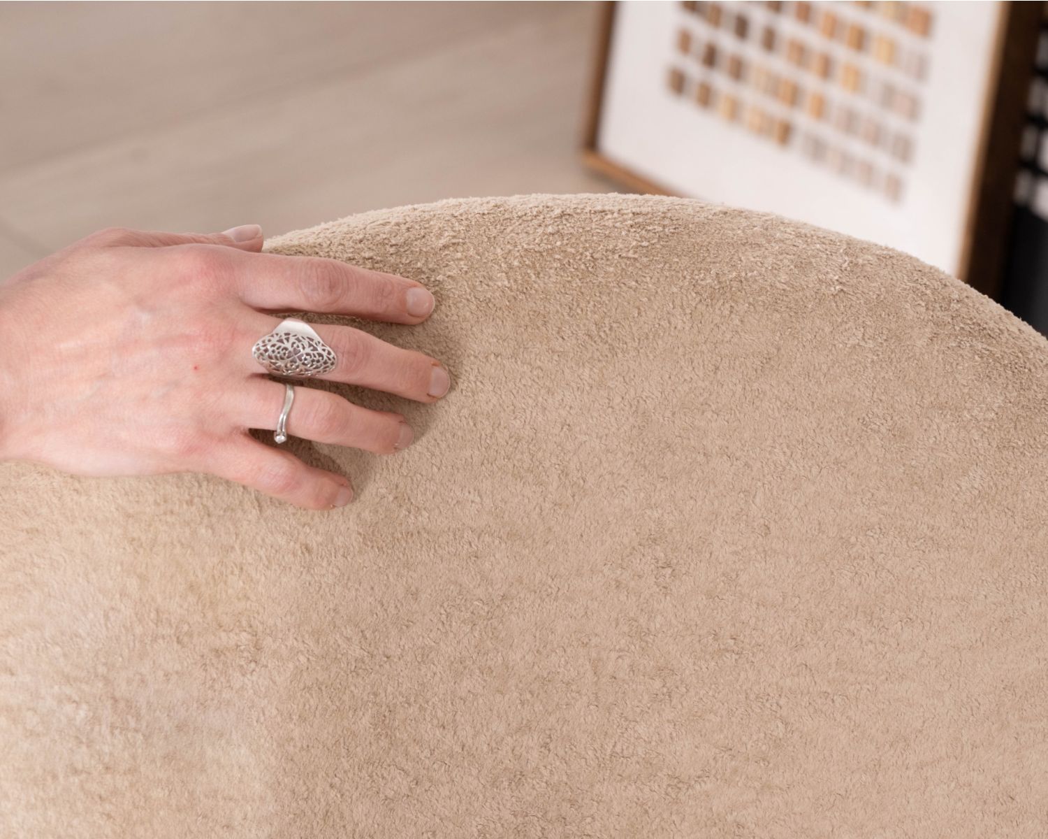 Poltrona in stile scandinavo "Luno" in morbido tessuto beige