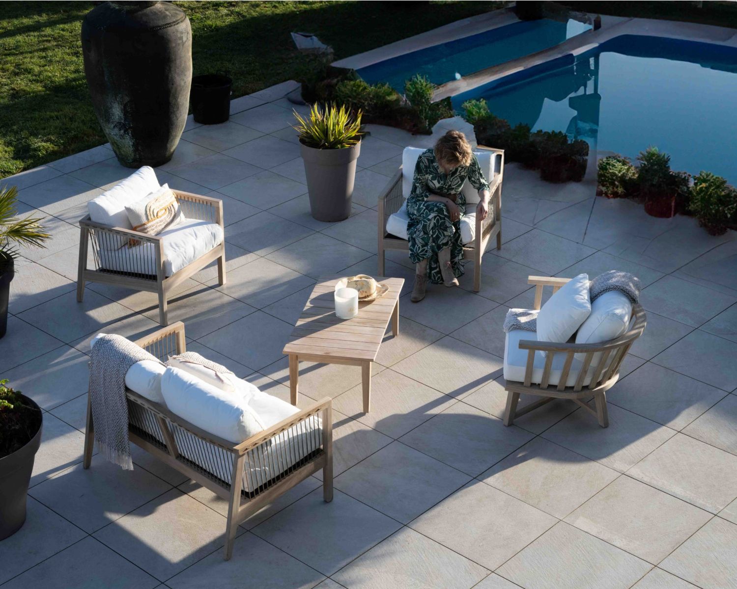 Poltrona dal fascino etnico "Kozy" in legno esotico con cuscini in tessuto chiaro