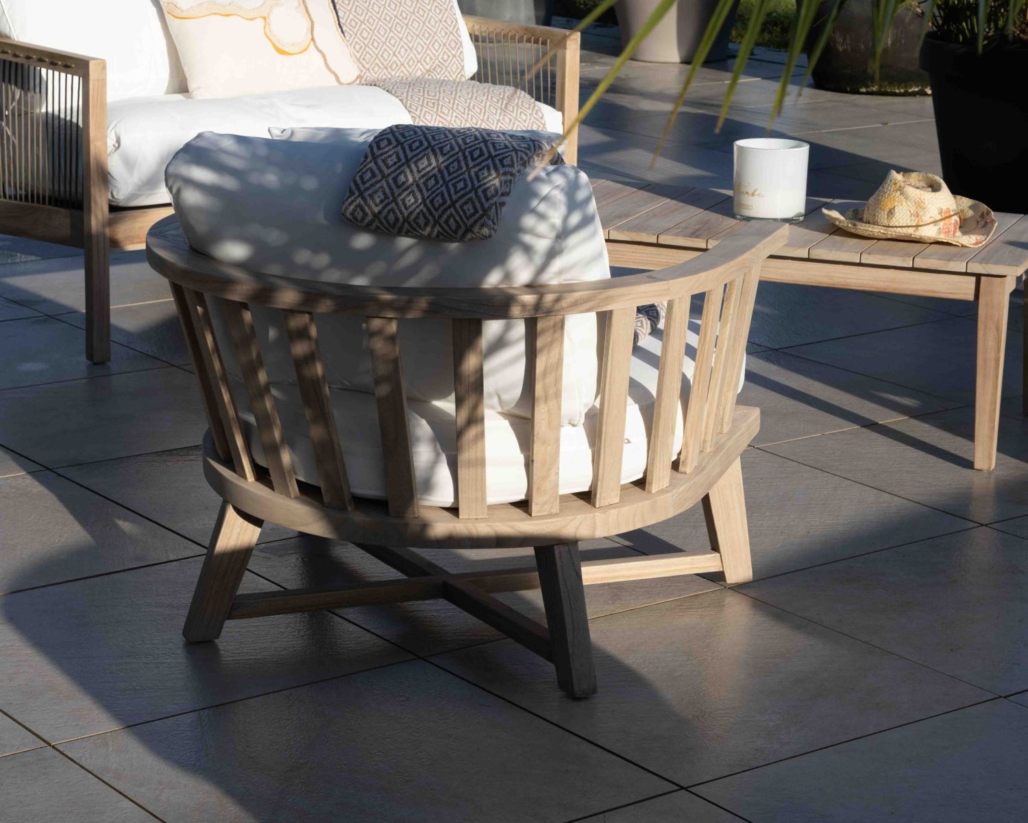 Poltrona dal fascino etnico "Kozy" in legno esotico con cuscini in tessuto chiaro