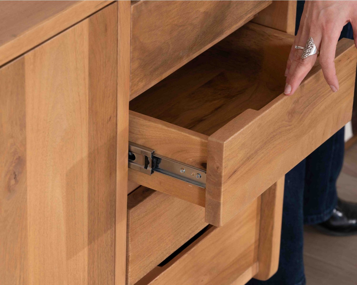 Mobiletto da 120 cm "Kahiko" con ante e cassetti in legno di mango tinto rovere chiaro