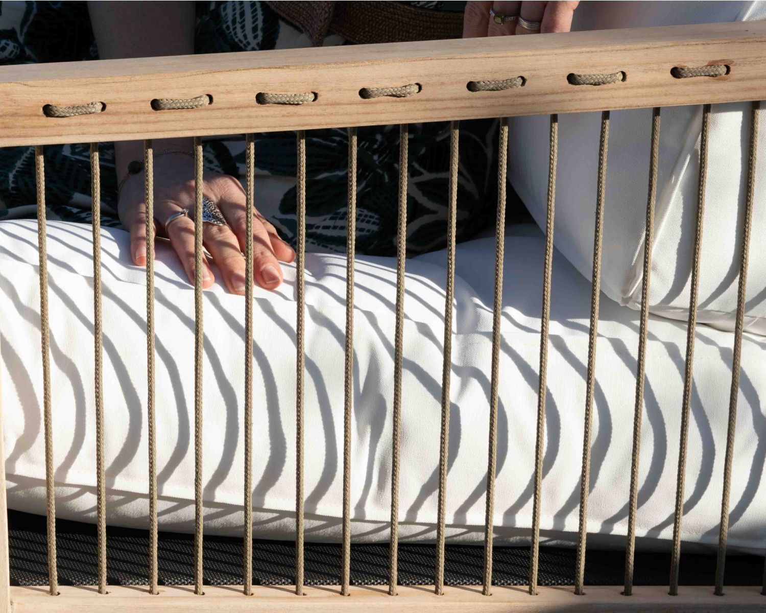 Set di divano e poltrona in teak "Rafita" con schienale in corda