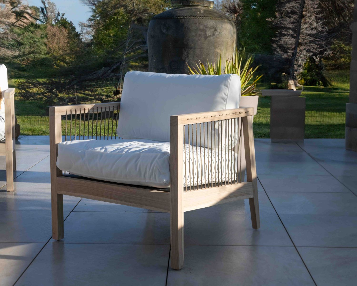 Set di divano e poltrona in teak "Rafita" con schienale in corda