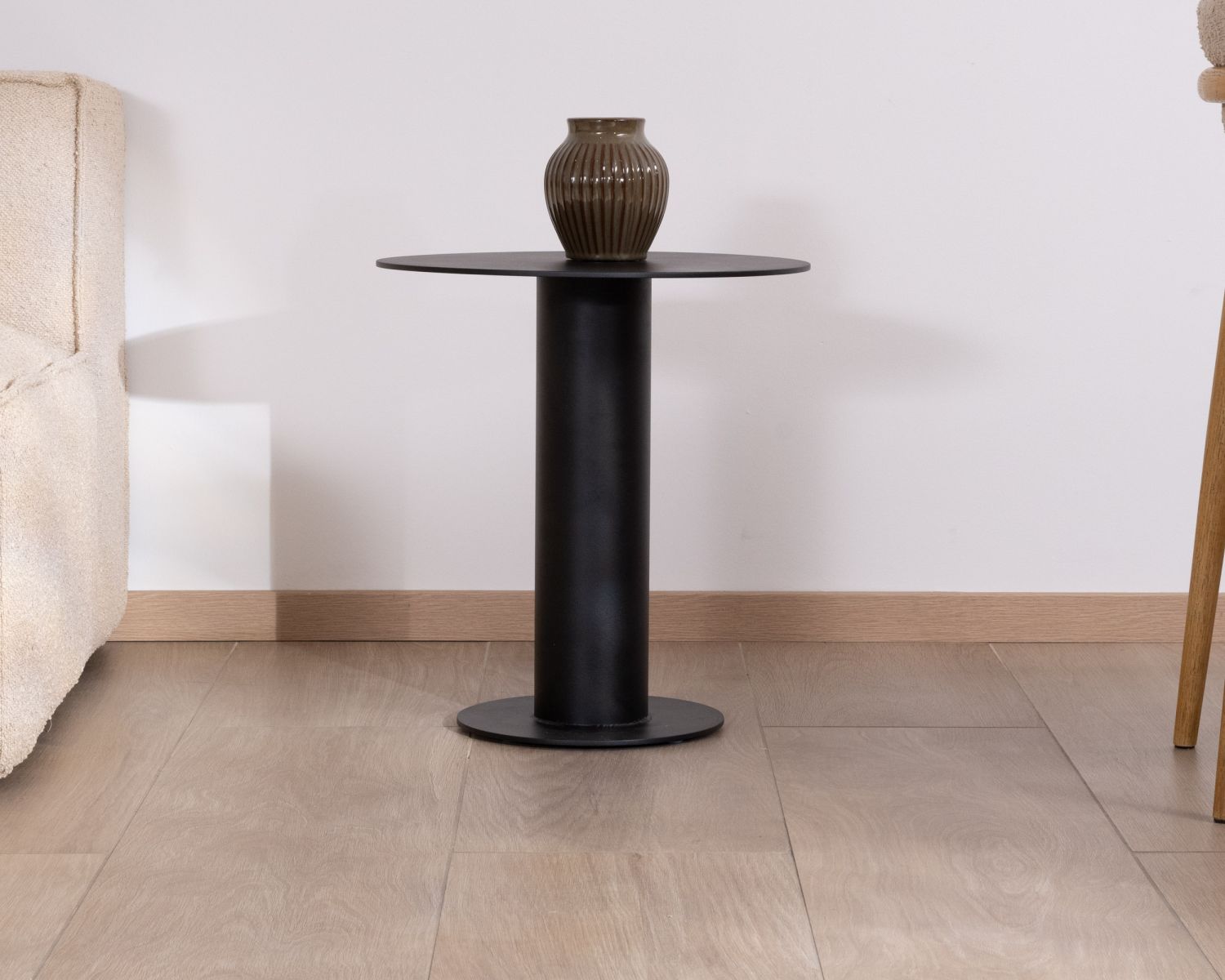 Tavolino rotondo in alluminio nero "Nusa Pedina", diametro 45 cm