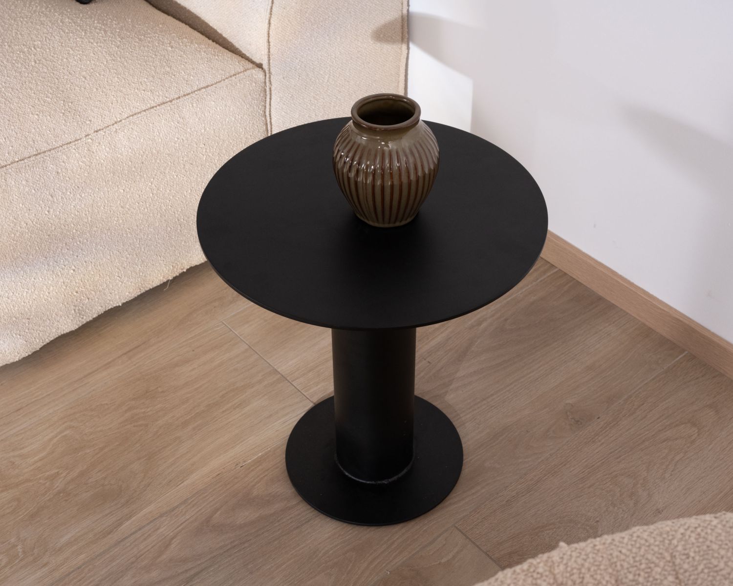 Tavolino rotondo in alluminio nero "Nusa Pedina", diametro 45 cm