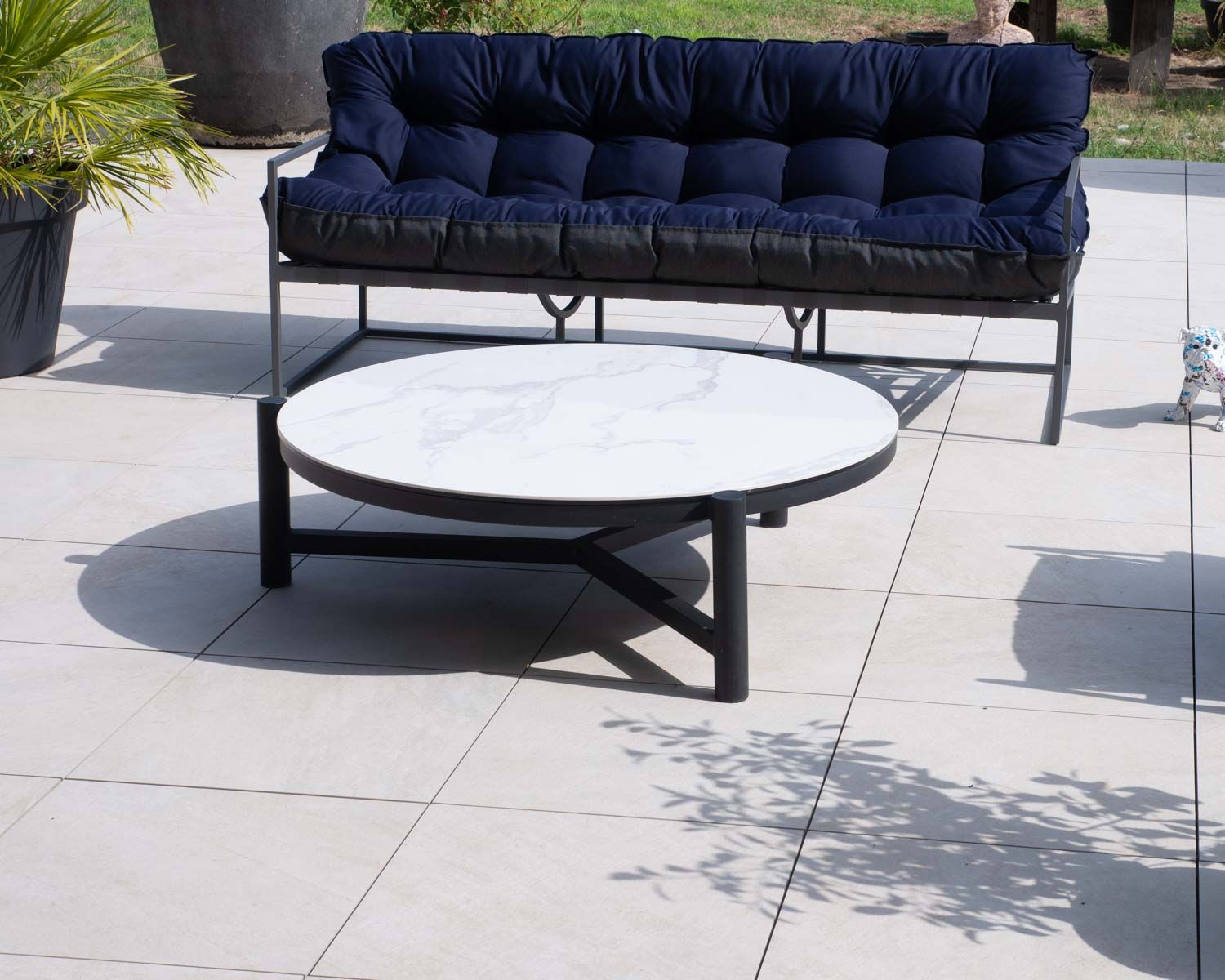 Tavolino rotondo in ceramica e alluminio, diam. 126 "Sokha Beach