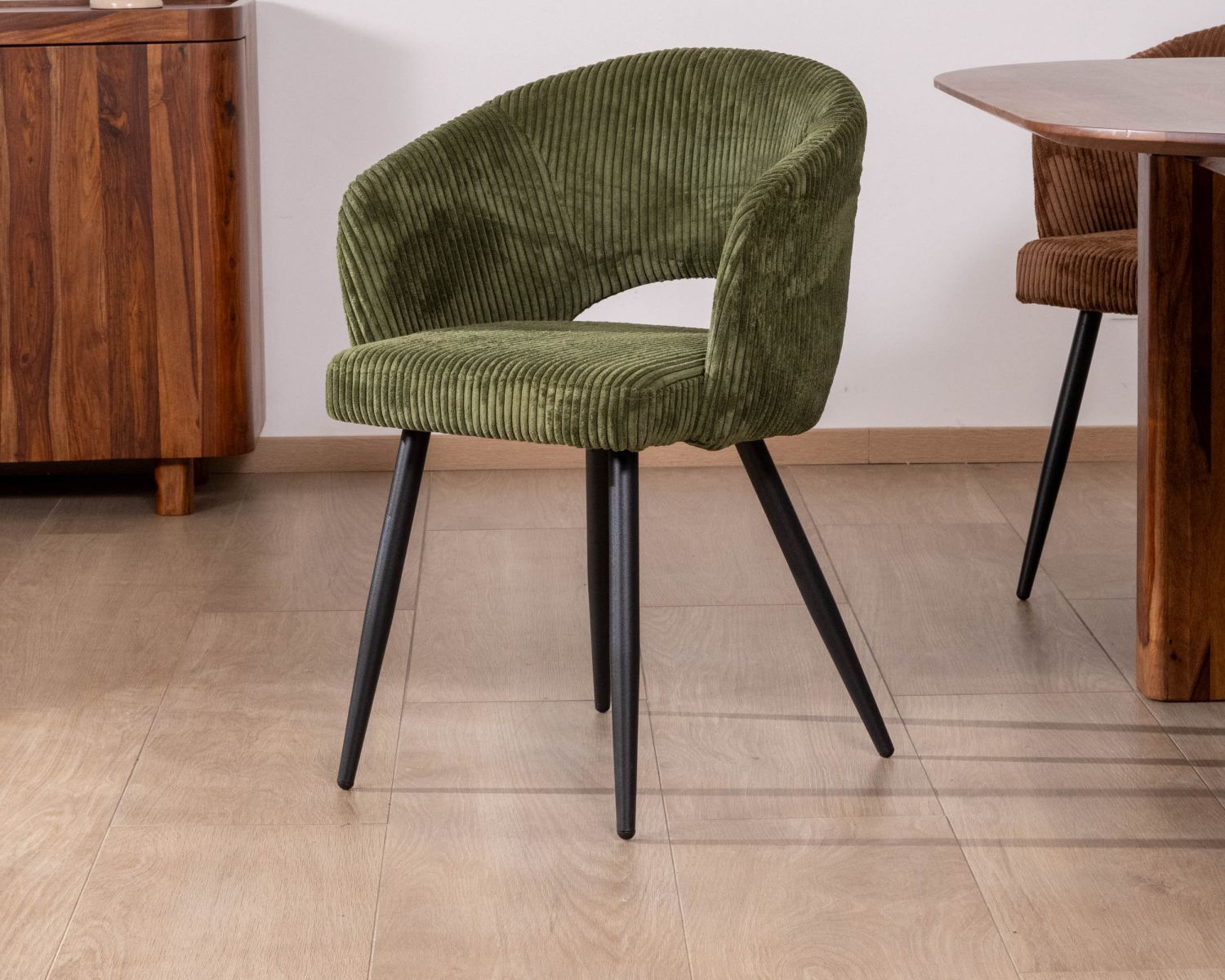 Set di 2 sedie da pranzo "Sonate" in velluto a coste color kaki con gambe in metallo