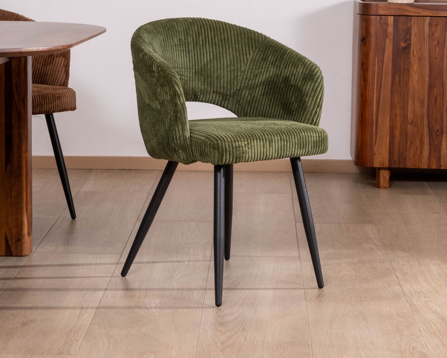 Set di 2 sedie da pranzo "Sonate" in velluto a coste color kaki con gambe in metallo