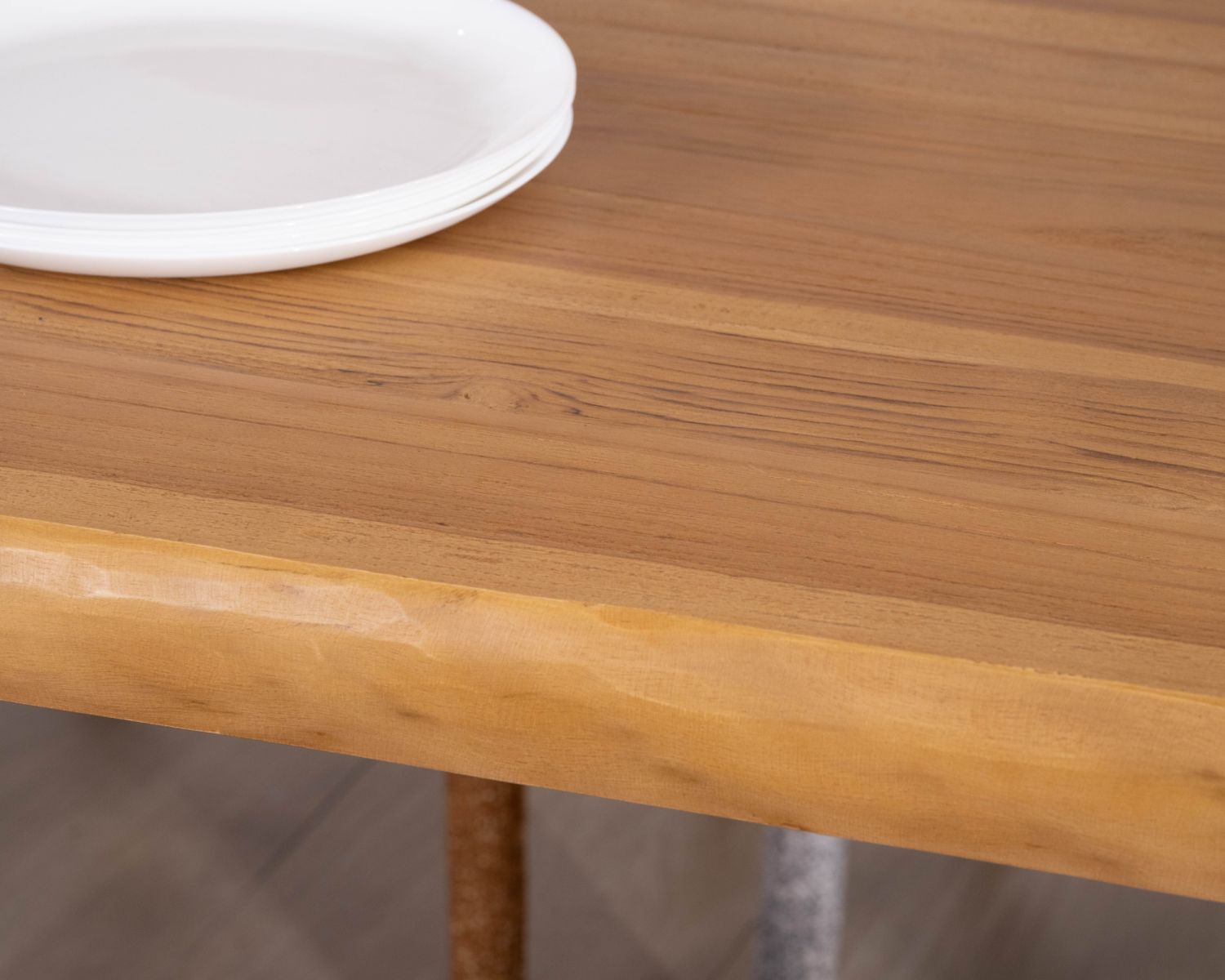 Tavolo da pranzo in teak massiccio di recupero "Lasia", design contemporaneo grezzo e gambe in metallo nero