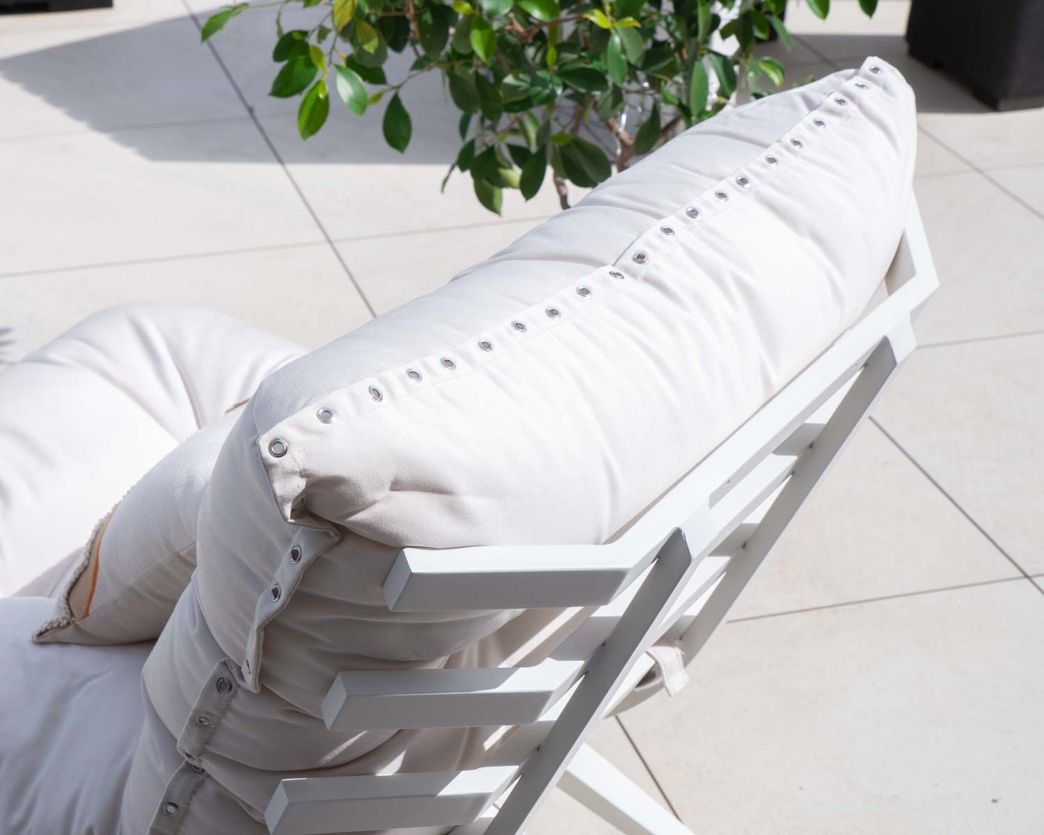 Poltrona da esterno "Lisca" bianca con struttura in alluminio bianco poggiapiedi modulare