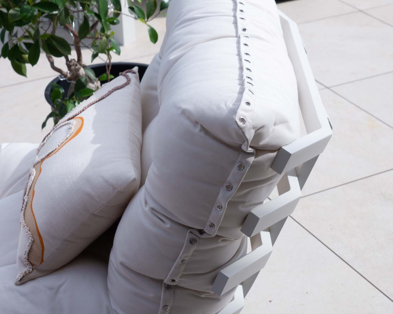 Poltrona da esterno "Lisca" bianca con struttura in alluminio bianco poggiapiedi modulare