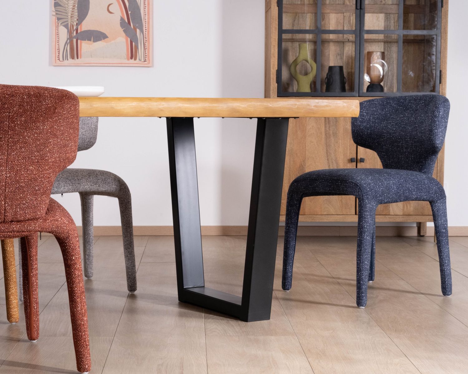 Tavolo da pranzo in teak massiccio di recupero "Lasia", design contemporaneo grezzo e gambe in metallo nero