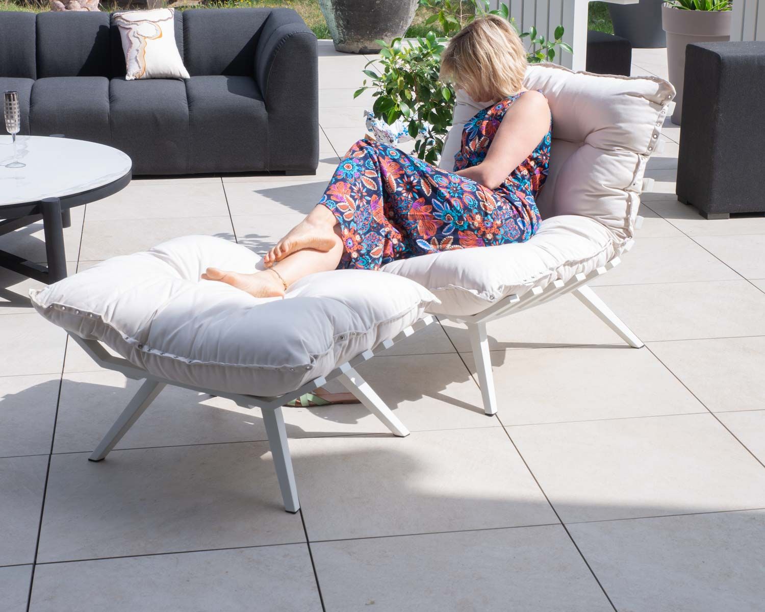 Poltrona da esterno "Lisca" bianca con struttura in alluminio bianco poggiapiedi modulare