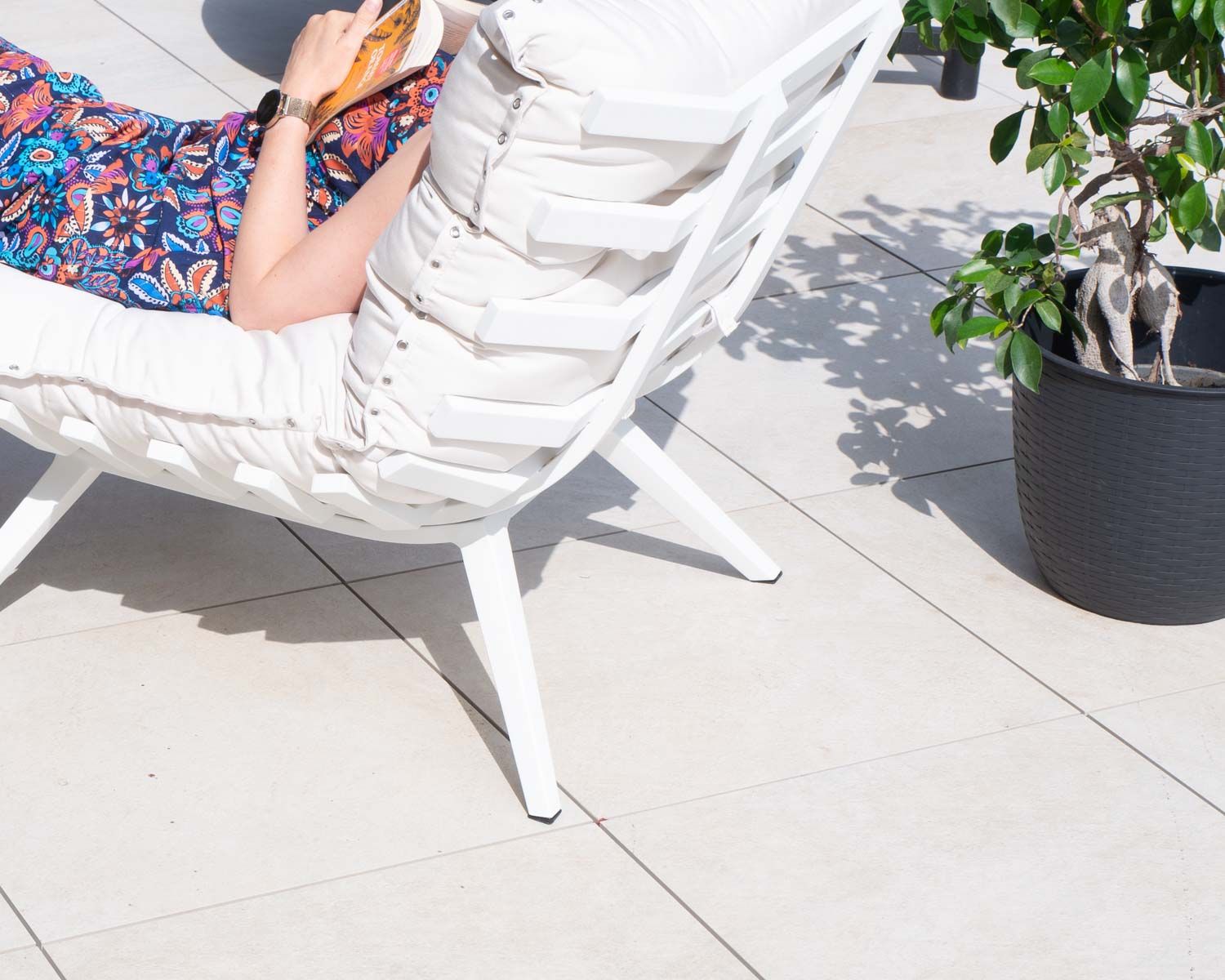 Poltrona da esterno "Lisca" bianca con struttura in alluminio bianco poggiapiedi modulare