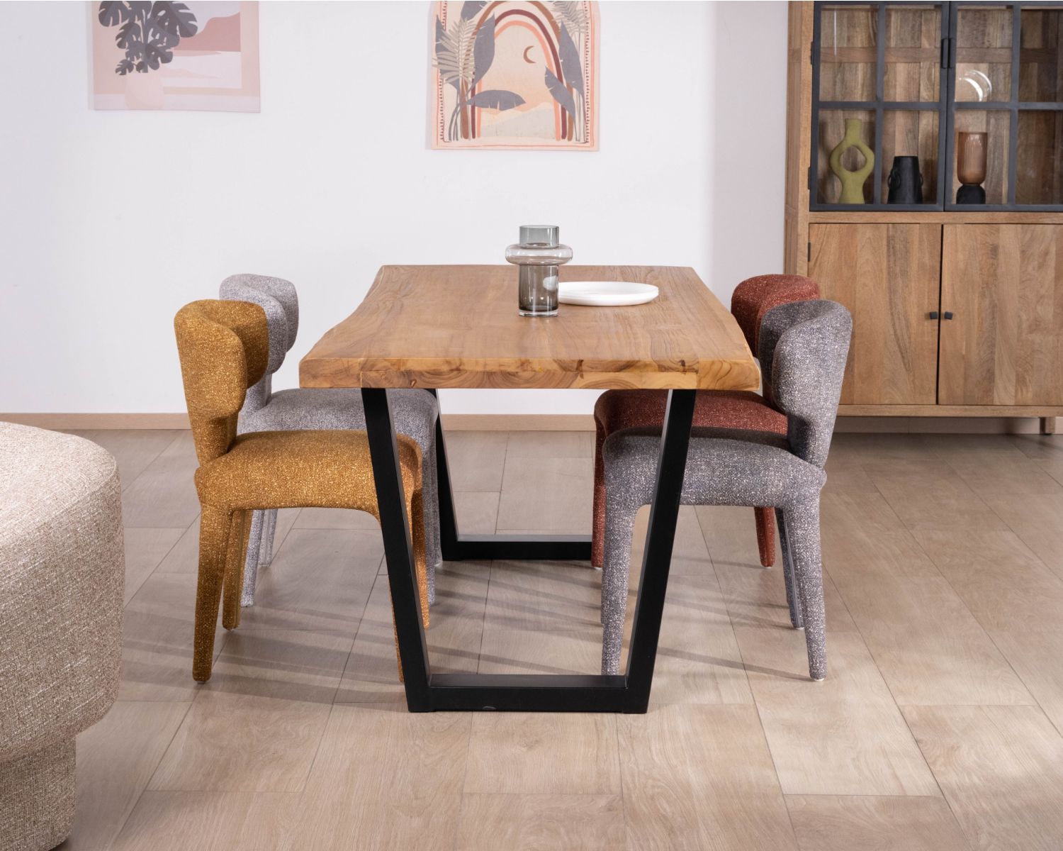 Tavolo da pranzo in teak massiccio di recupero "Lasia", design contemporaneo grezzo e gambe in metallo nero