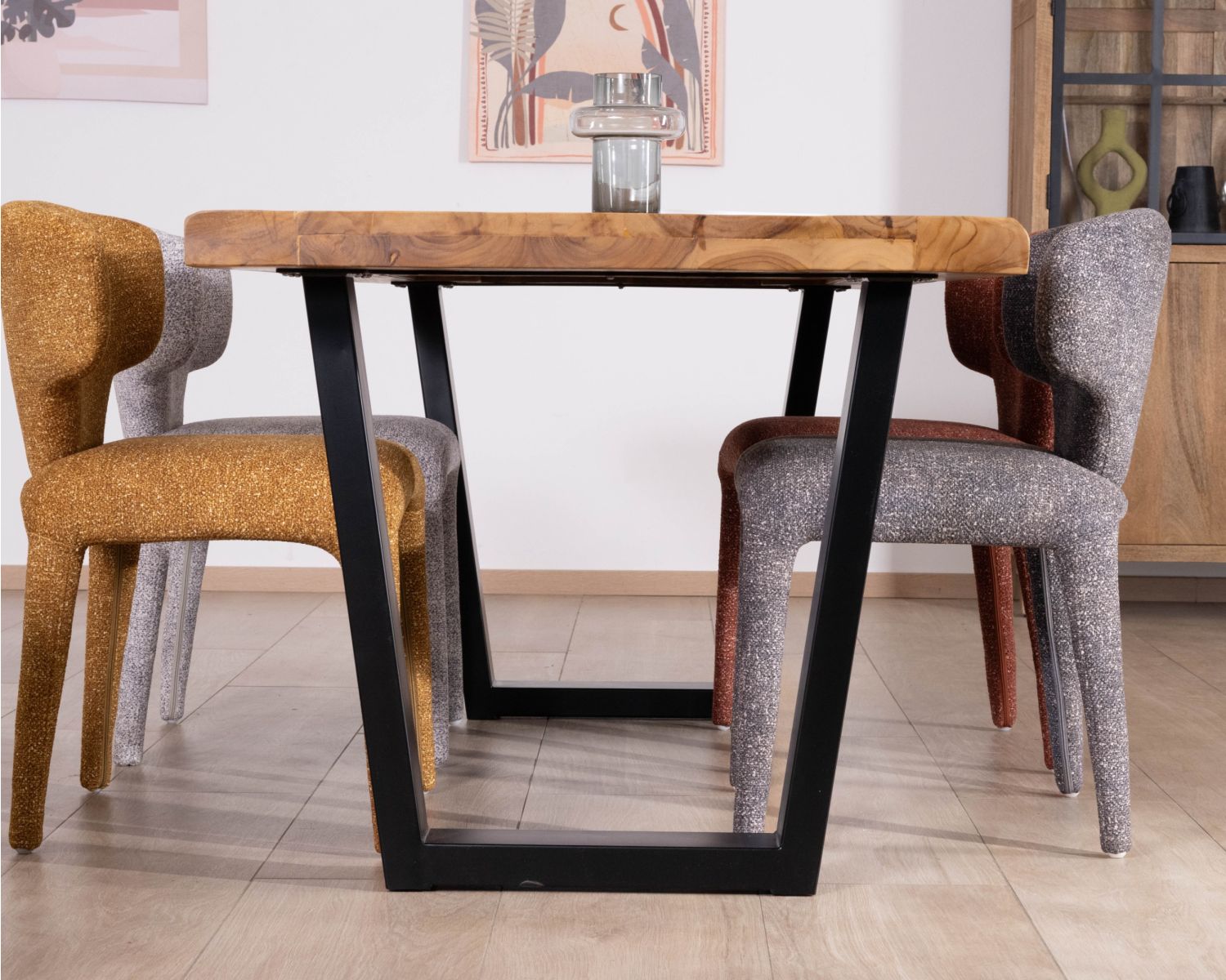 Tavolo da pranzo in teak massiccio di recupero "Lasia", design contemporaneo grezzo e gambe in metallo nero