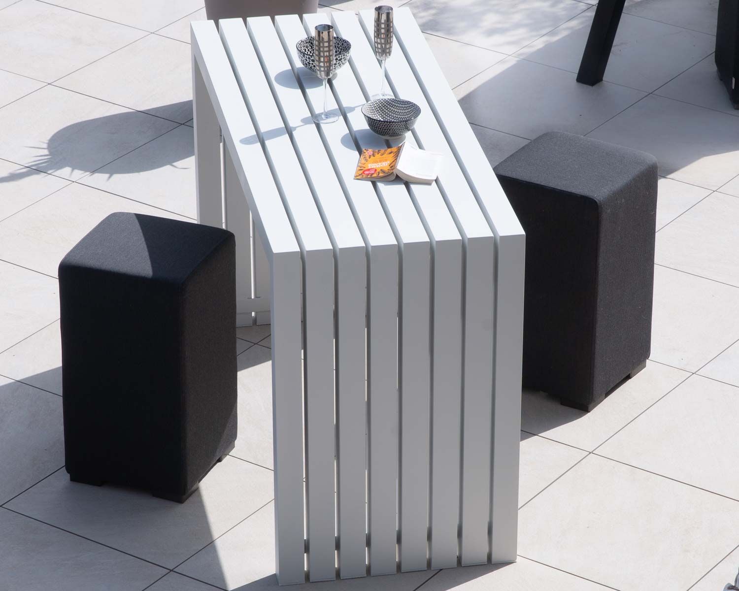 Tavolo da bar "Java Island" in alluminio bianco da 200 cm