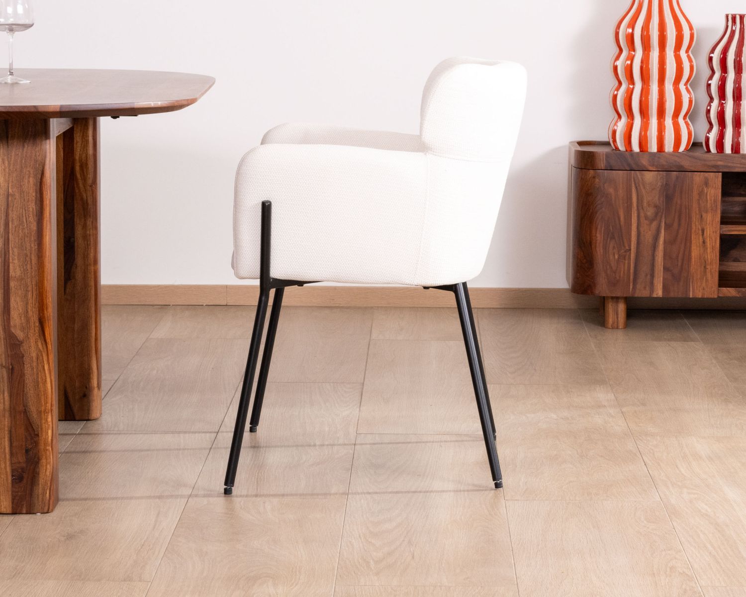 Set di 2 sedie vintage "Riméno" in tessuto bianco con gambe in metallo