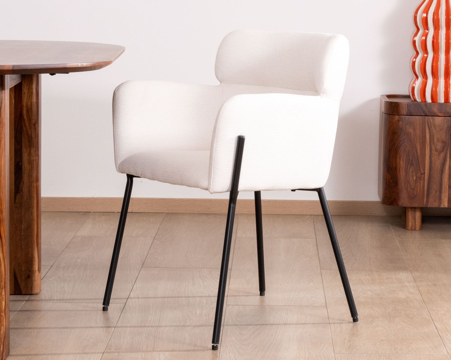 Set di 2 sedie vintage "Riméno" in tessuto bianco con gambe in metallo