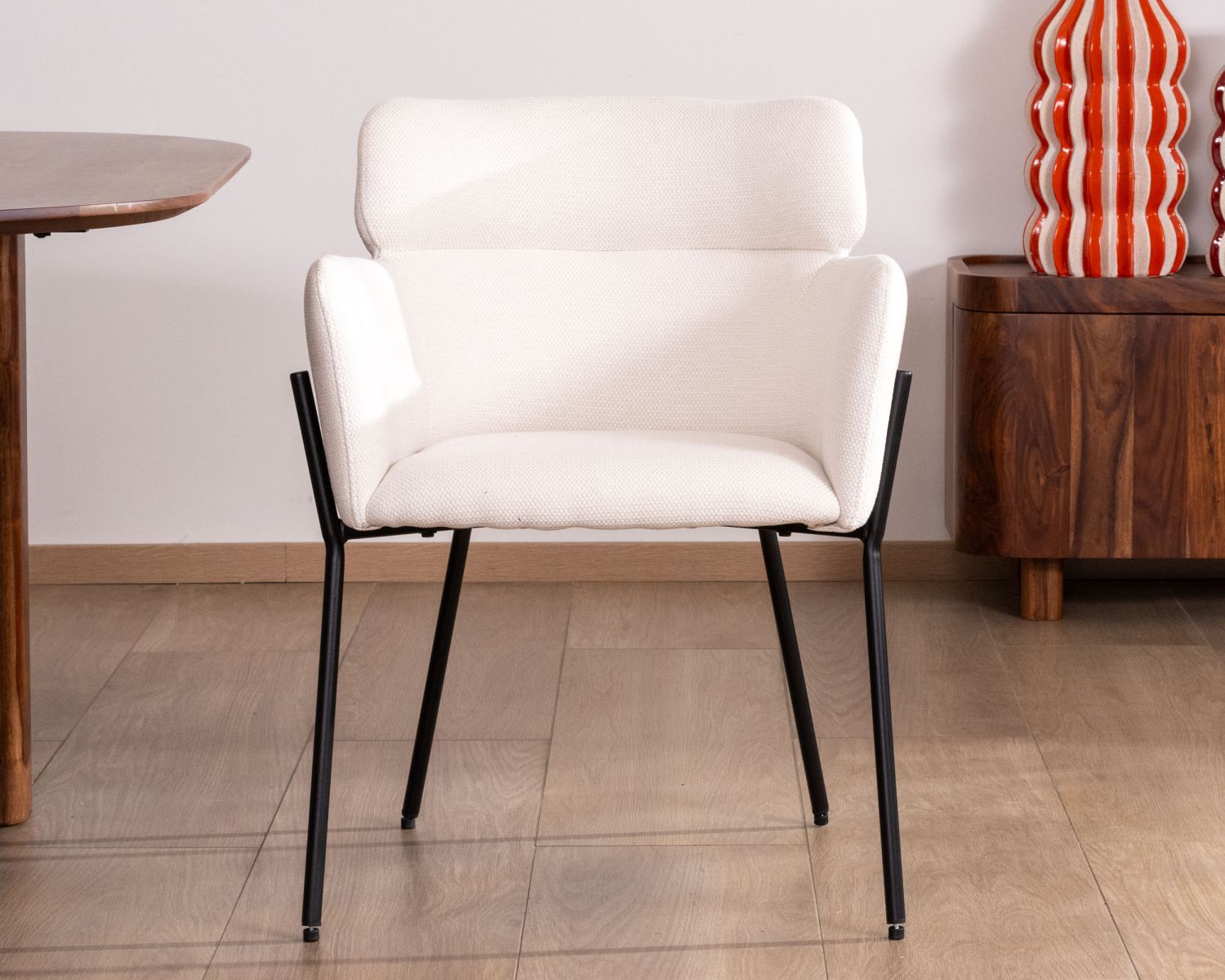 Set di 2 sedie vintage "Riméno" in tessuto bianco con gambe in metallo