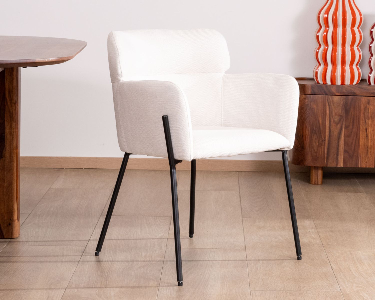 Set di 2 sedie vintage "Riméno" in tessuto bianco con gambe in metallo