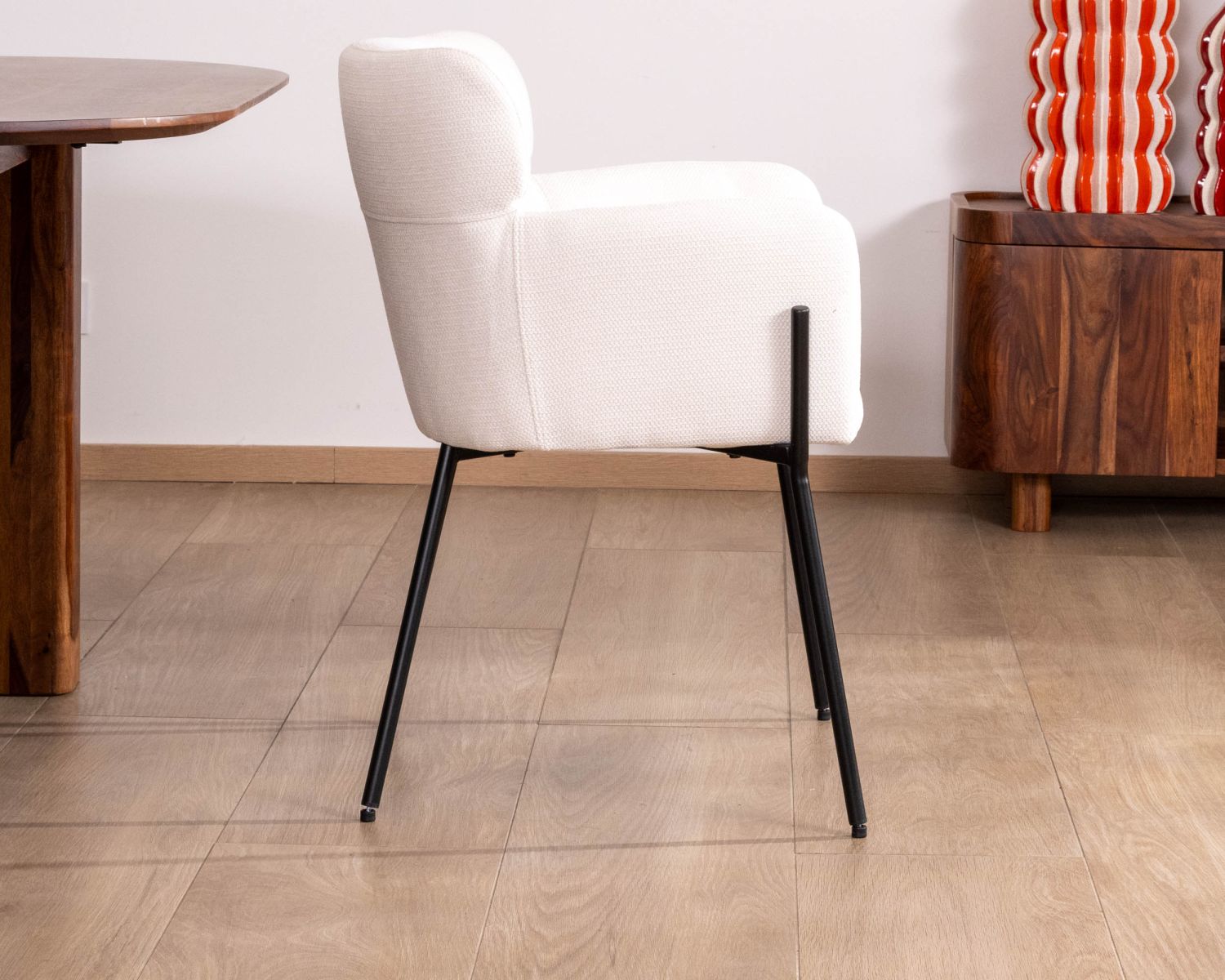 Set di 2 sedie vintage "Riméno" in tessuto bianco con gambe in metallo