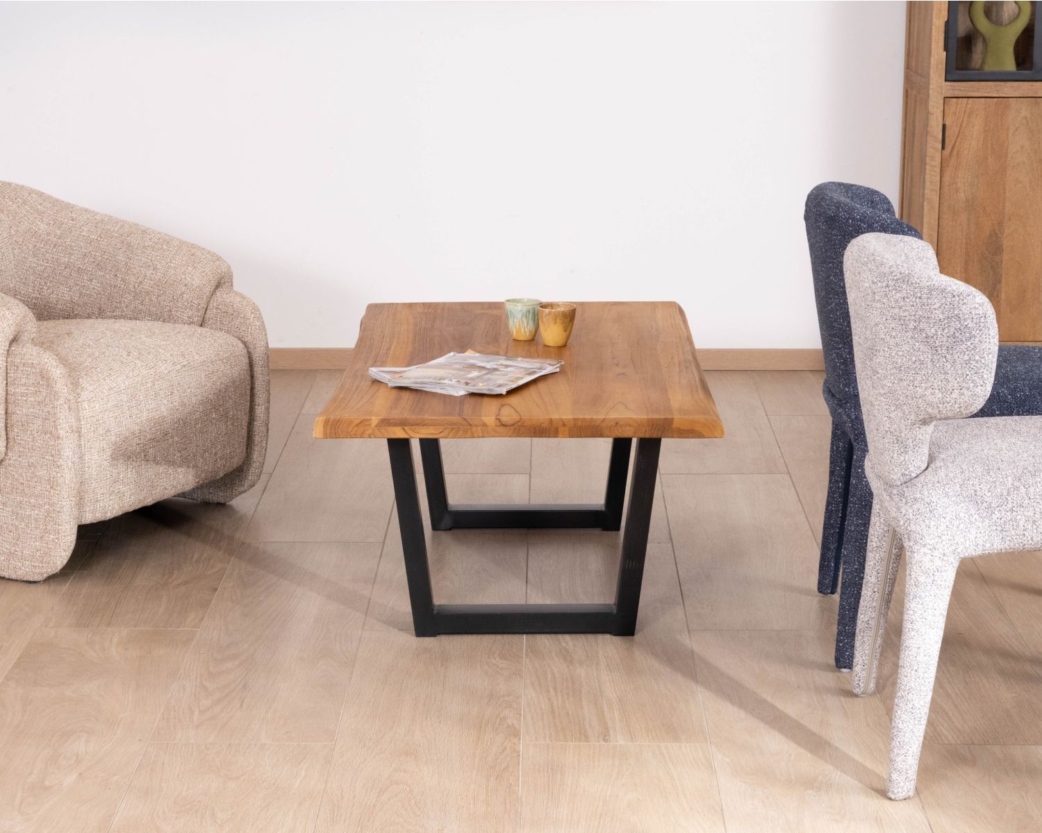 Tavolino in stile loft in teak recuperato "Lasia" con base in metallo nero a forma di U